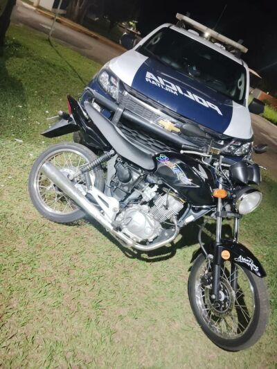 Imagem da notícia Jovem é preso pela PM após manobras perigosas e perseguição em São Gabriel do Oeste